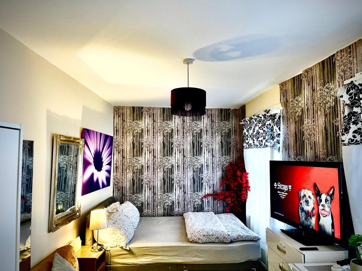 Comfy Double Bedroom With A Private Toilet London Exterior foto