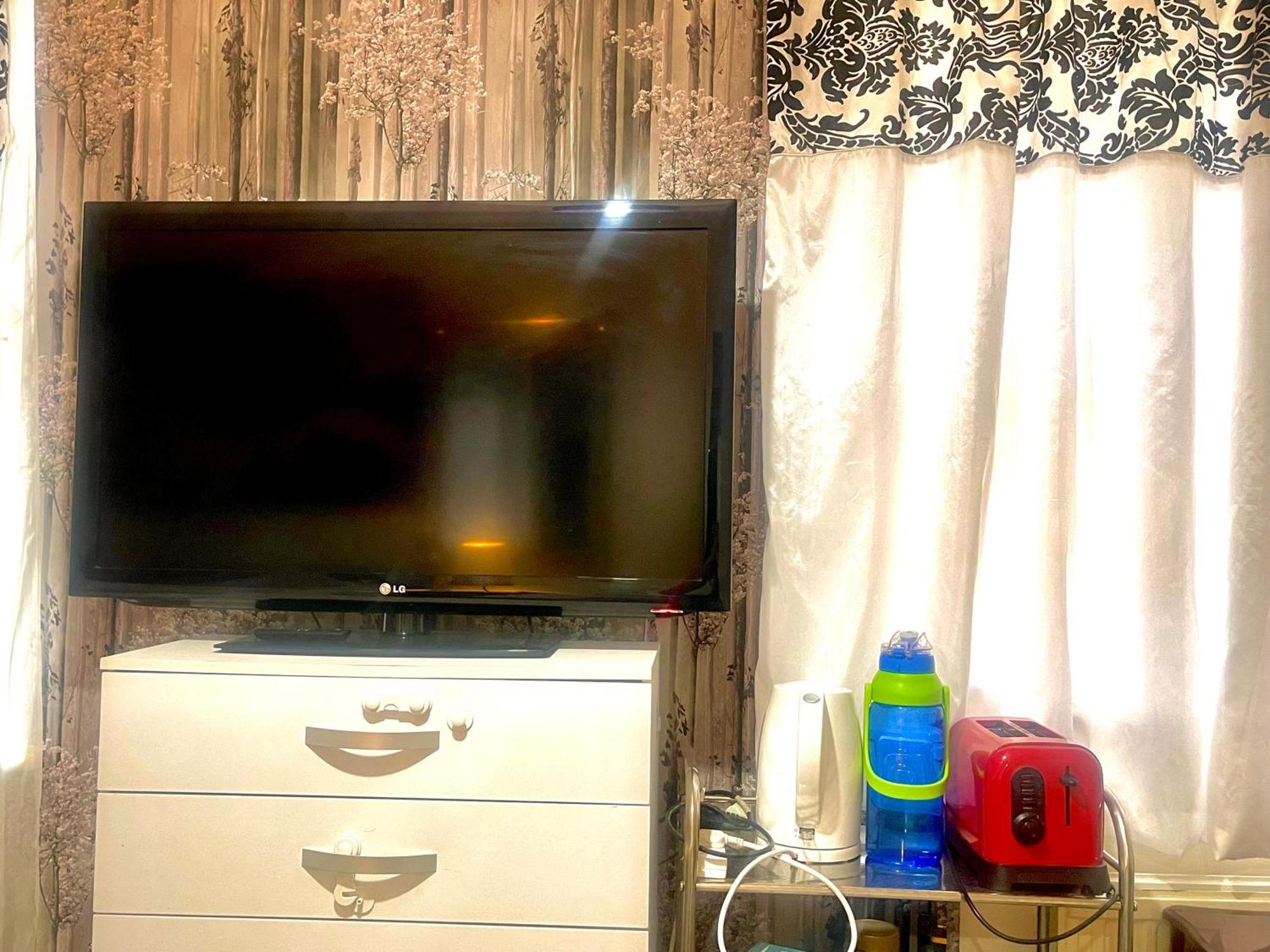 Comfy Double Bedroom With A Private Toilet London Exterior foto