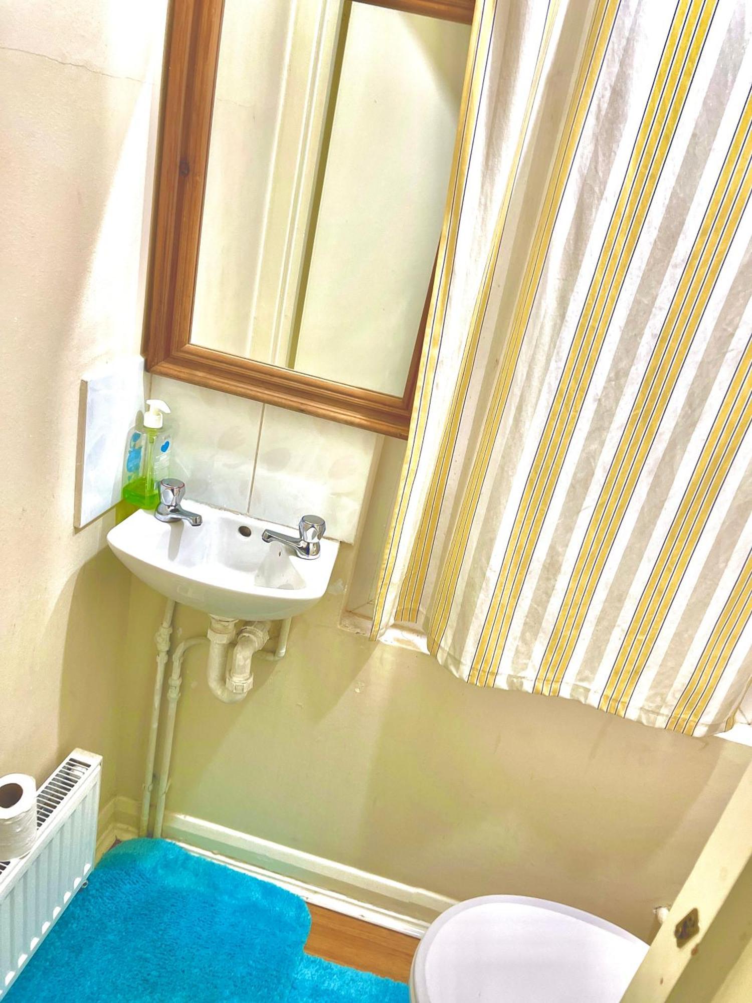 Comfy Double Bedroom With A Private Toilet London Exterior foto